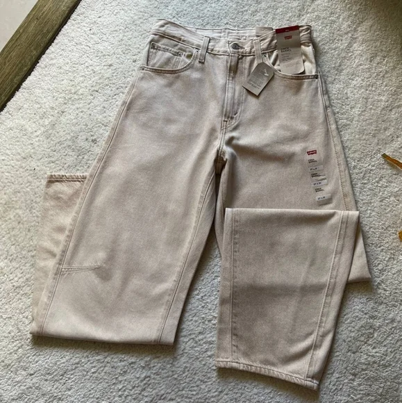 NWT Levi's Cinch Barrel High Rise Women's Jeans Size 27/31 - Picture 1 of 13